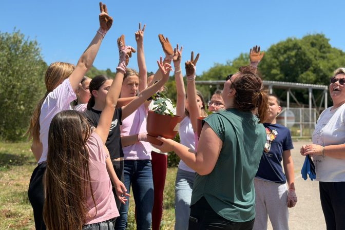 Akcija sadnje u OŠ Vjekoslava Kaleba u Tisnom